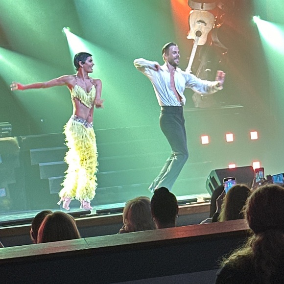 TONIGHT MY HUSBAND & I WENT & SAW SYMPHONY OF DANCE WITH DEREK & HAYLEY HOUGH💝 - Picture 6 of 12